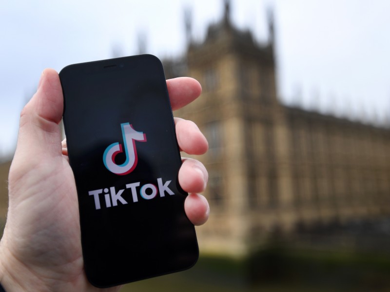 Multan a TikTok por romper leyes de protección a menores