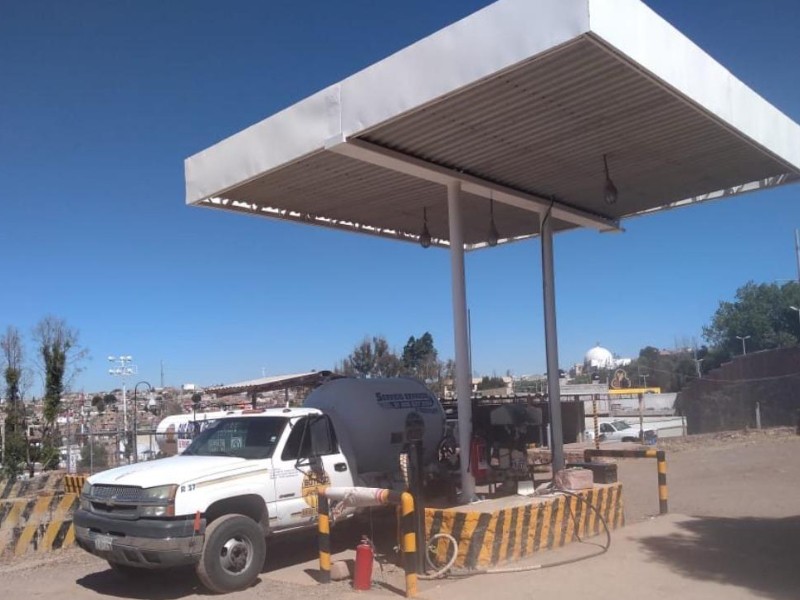 Multan con más de 14 mil pesos a empresa por rellenar tanques