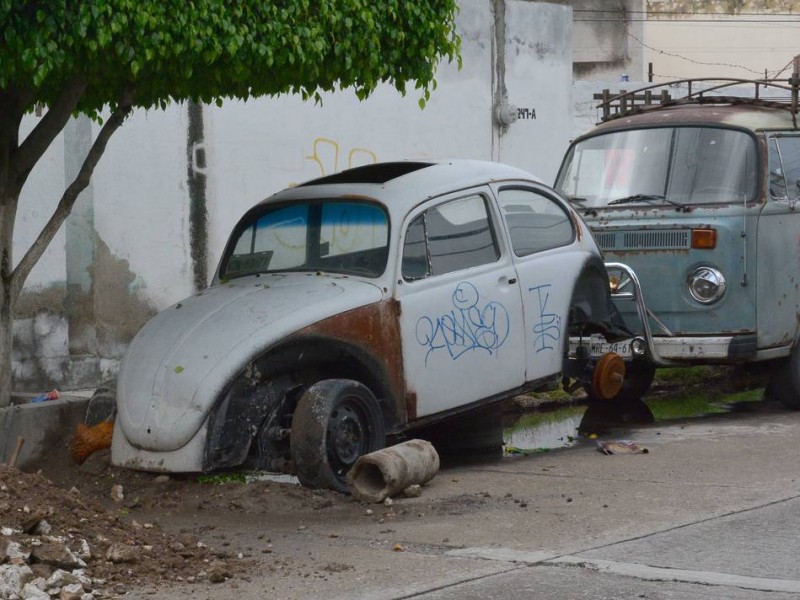 Multarán a dueños de carros chatarras abandonados en vía pública