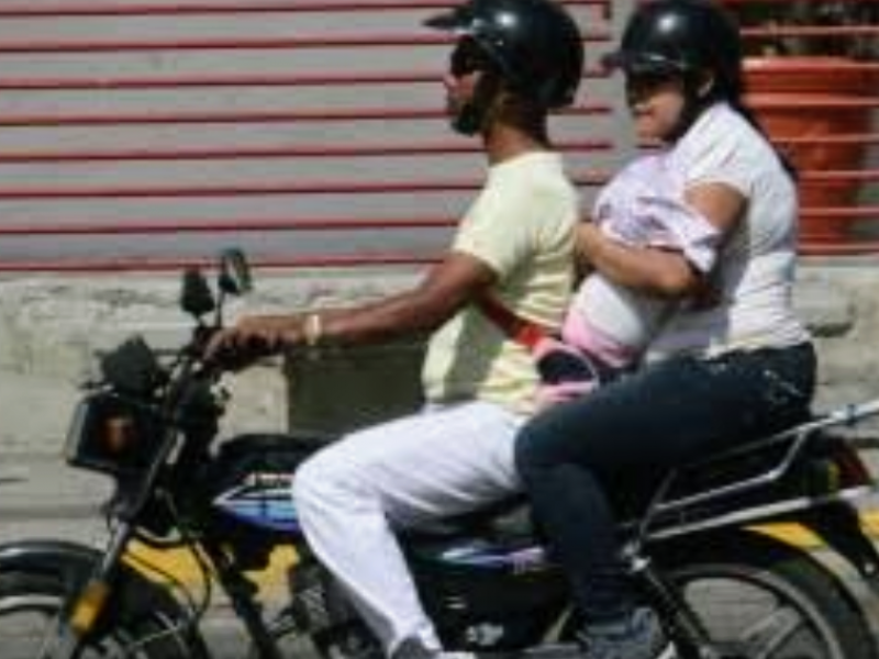 Multarán a motociclistas que lleven menores en brazos