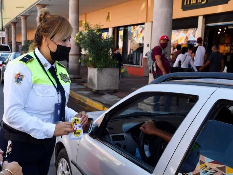 Multas de hasta 2,500 pesos por usar cel cuando manejas