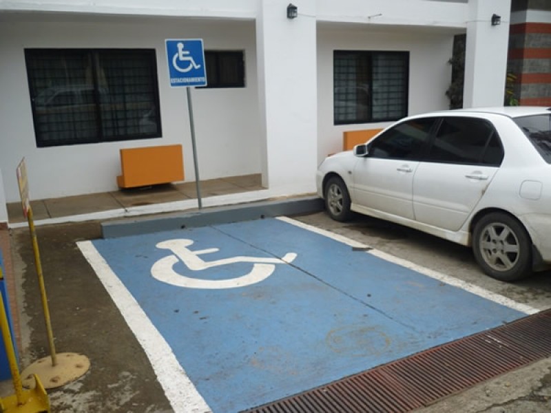 Multas para personas que no respetan estacionamientos azules