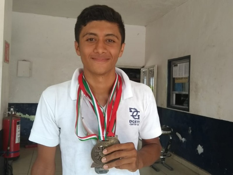 Multimedallista representa a Colima en ciclismo