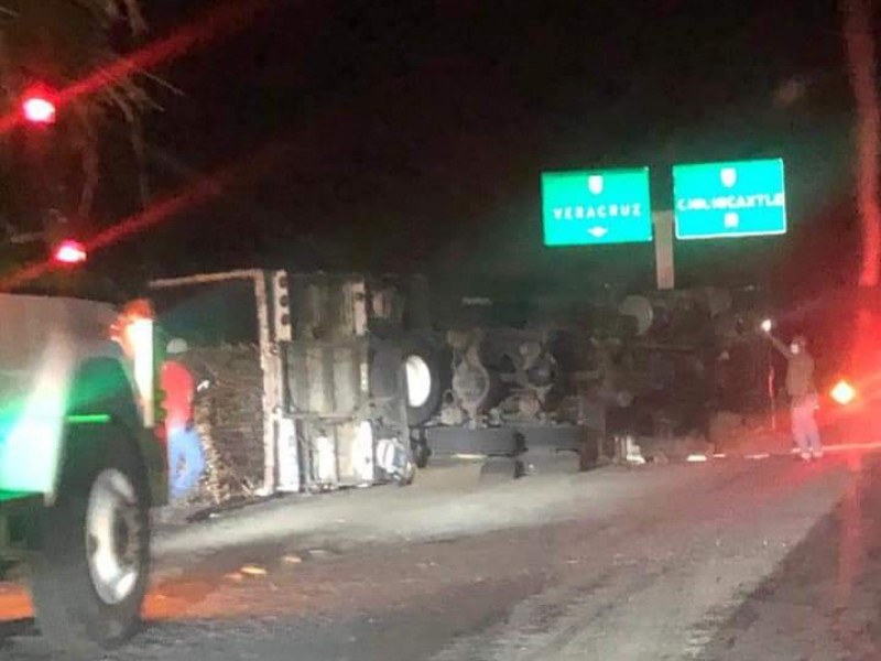 Múltiples accidentes bloquearon la carretera Xalapa-Cardel