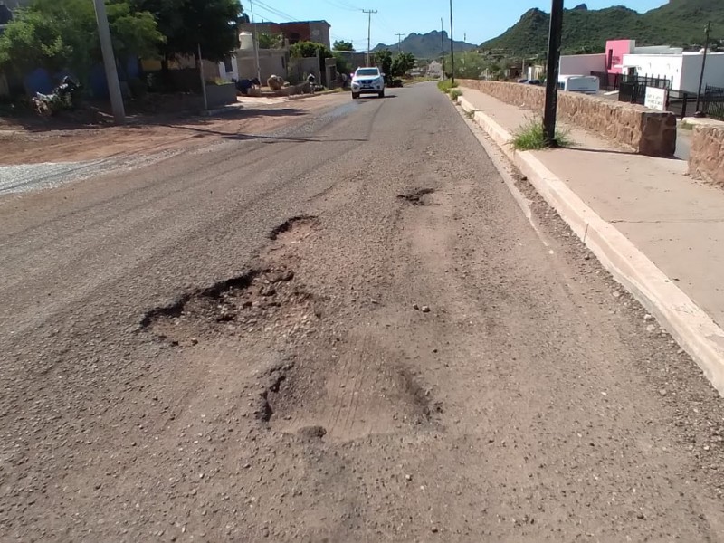 Múltiples baches son el terror de los taxistas