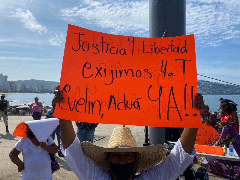 Múltiples protestas reciben en Acapulco a López Obrador