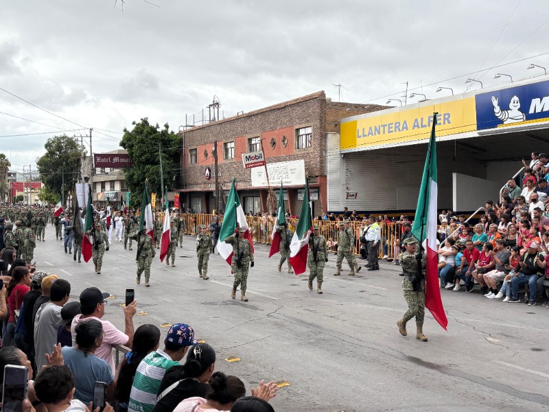 Multitudinaria participación en los desfiles del 115 Aniversario de la Revolución