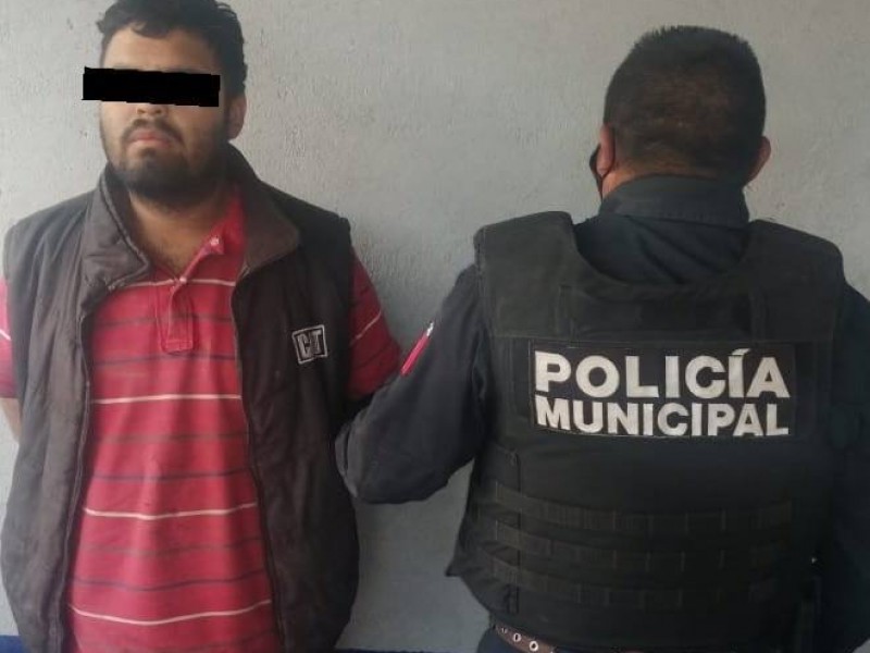 Municipales aprehenden a sujeto con arma prohibida