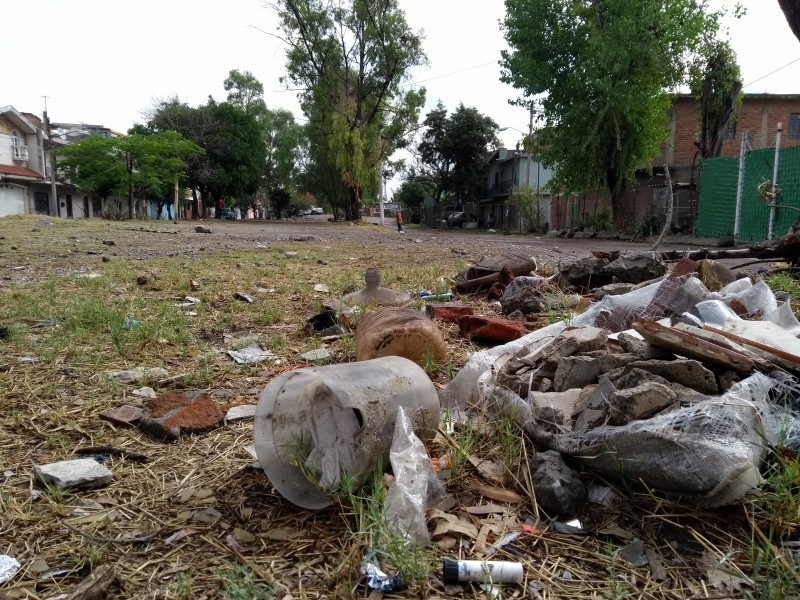 Municipio atiende problema de basura en calle Sol