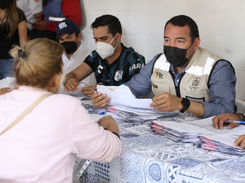 Municipio de SJR y SEDESOQ entregan apoyos en La Rueda