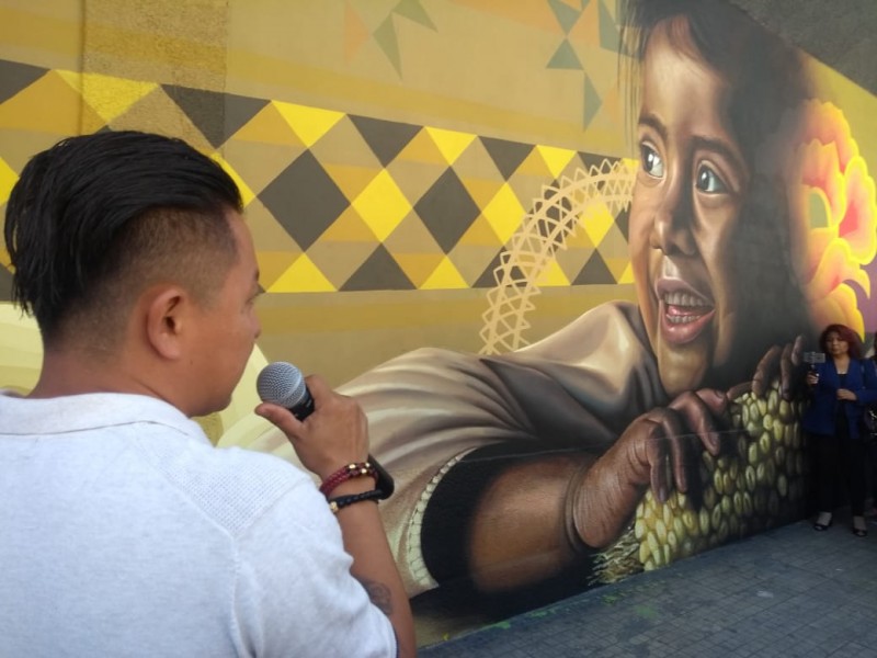 Muralista oaxaqueño elabora mural en Tehuacán