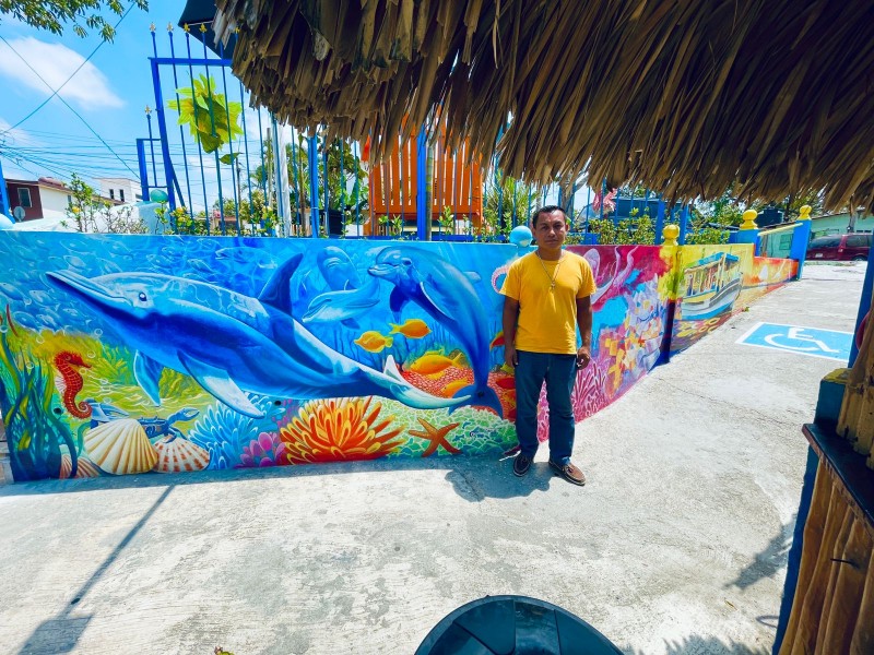 Muralista tuxpeño sigue llenando de color a la ciudad