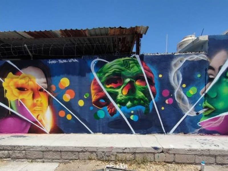 Muralistas decoran la ciudad de La Paz