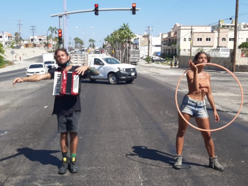 Músicos acróbatas trabajan en calles para continuar su viaje