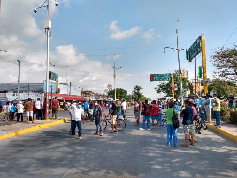 Músicos de Juchitán realizan bloqueo carretero
