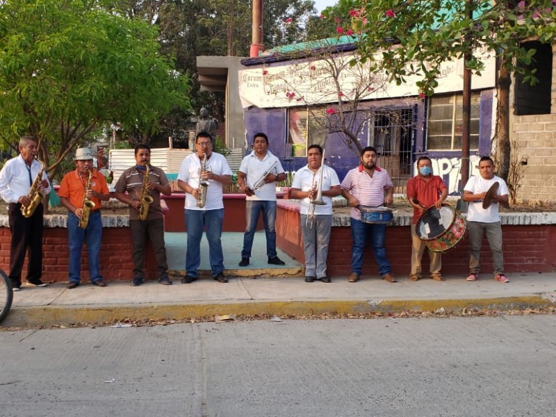 Músicos de Juchitán se manifestaron tocando en las iglesias