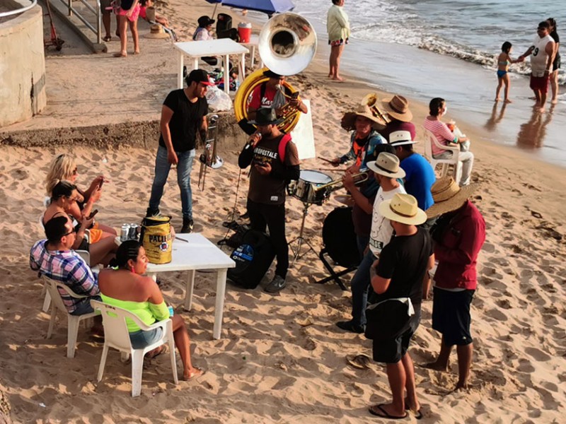 Músicos protestan en Mazatlán ante prohibición de tocar en playas