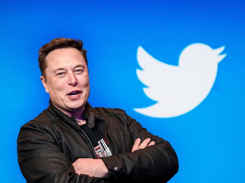 Musk bromea mientras cientos de empleados dejan Twitter