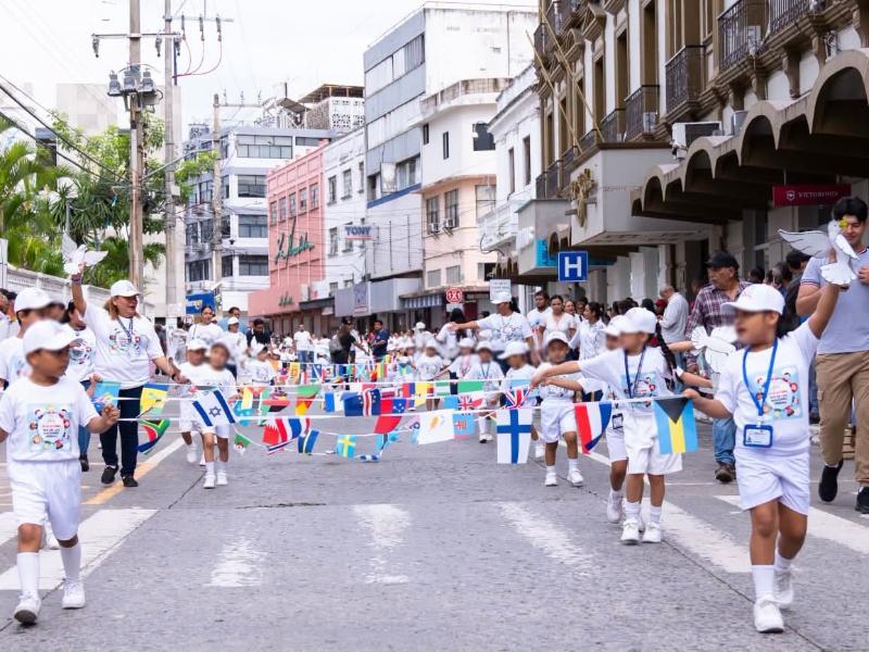 Más de mil 200 alumnos participan en desfile de Naciones Unidas