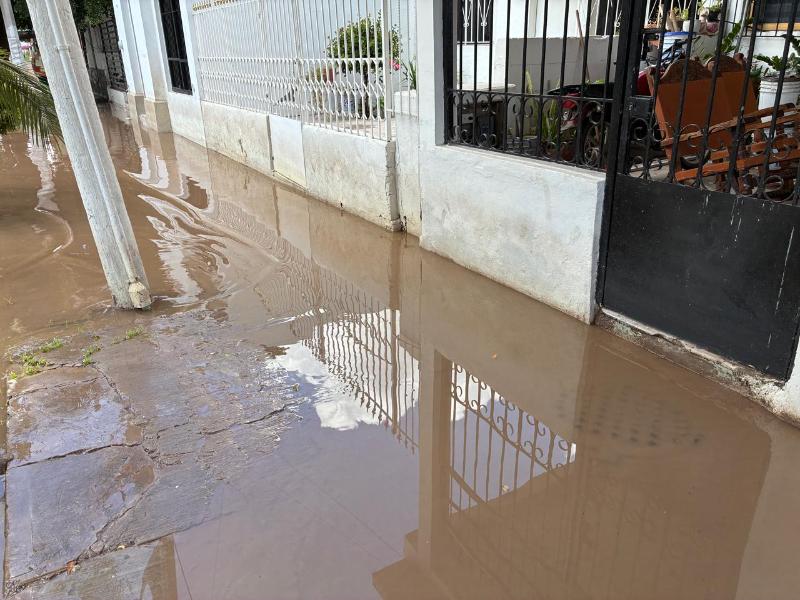 ¡Más de tres días con agua estancada! Vecinos del Macapule piden auxilio