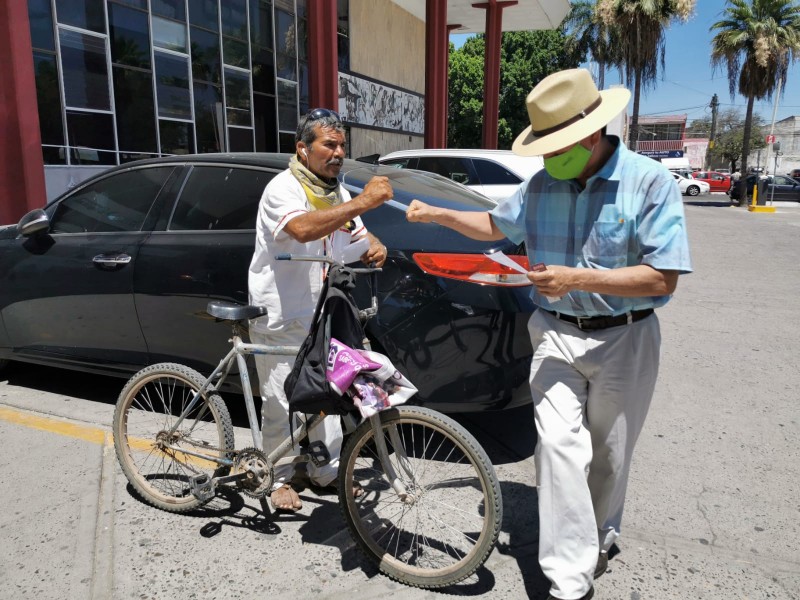 Nachito Escalante, candidato Yoreme realiza su campaña a bicicleta
