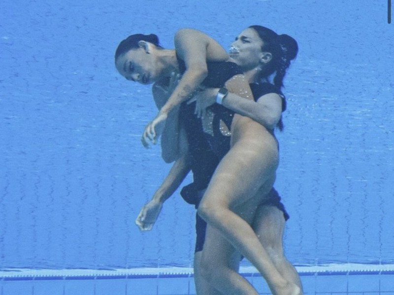 Nadadora se desmaya en plena competencia; entrenadora la rescata