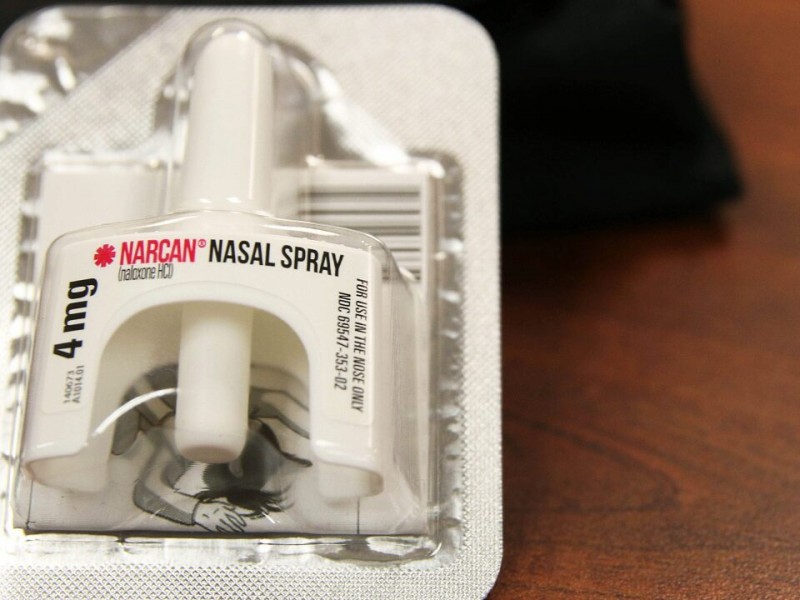 Naloxona ya está disponible en farmacias y bibliotecas de los Estados Unidos