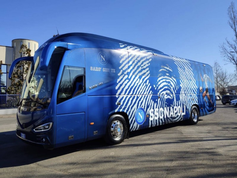 Napoli estrena autobús dedicado a la memoria de Maradona