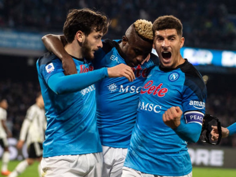 Napoli golea a Juventus y se aleja en la punta