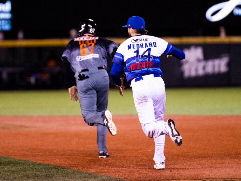 Naranjeros escapa de  Charros en el standing