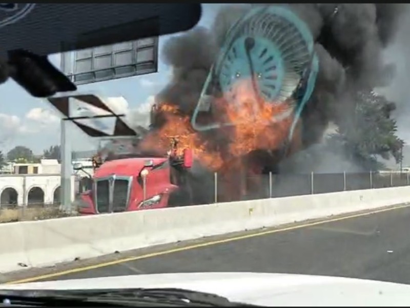 Narco bloqueos en Michoacán alcanzan a Pénjamo se reportan enfrentamientos armados