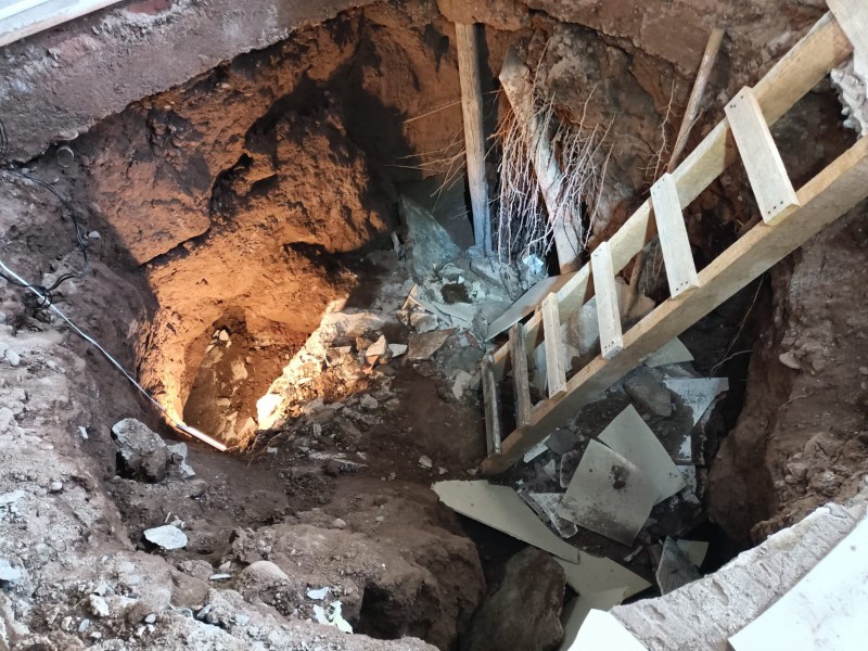 Narcotúnel ocasiona socavón; joven cae con todo y sillón