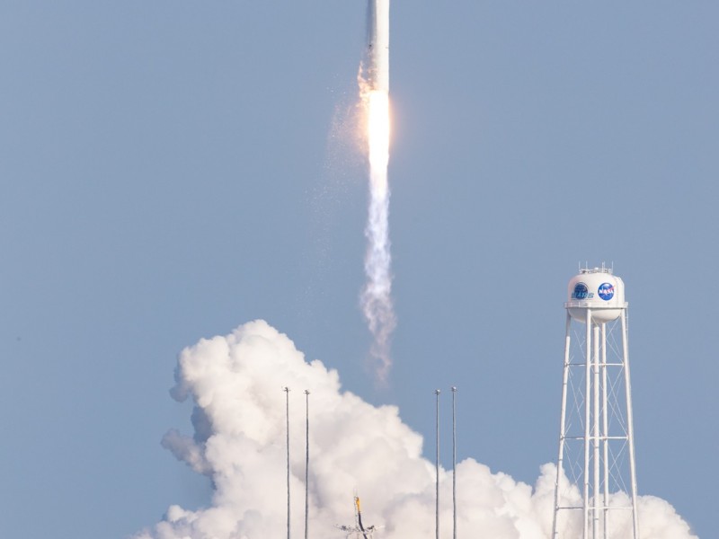 NASA lanza en nave de carga misión de reabastecimiento Cygnus