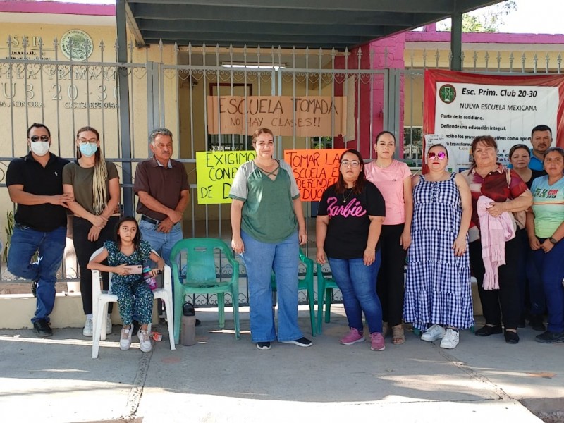 Navojoa: Cierran escuela por problema en baños; autoridades no responden