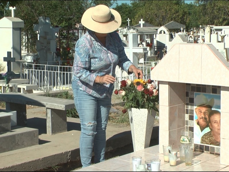 Navojoa: Familias cumplen con la tradición del Día de Muertos