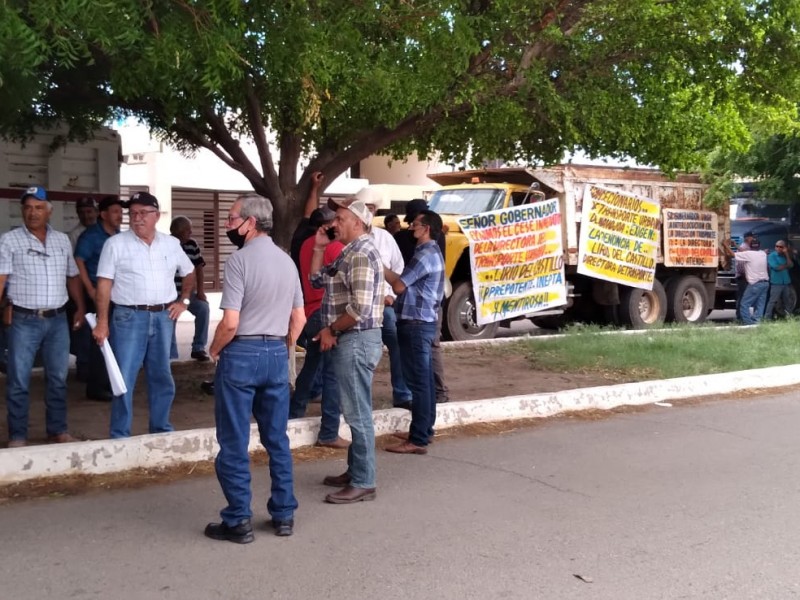 Navojoa: Transportistas de la CTM bloquean calle y piden diálogo