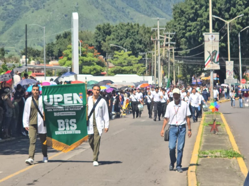 Nayaritas disfrutan del desfile cívico-militar del 16 de septiembre en Tepic