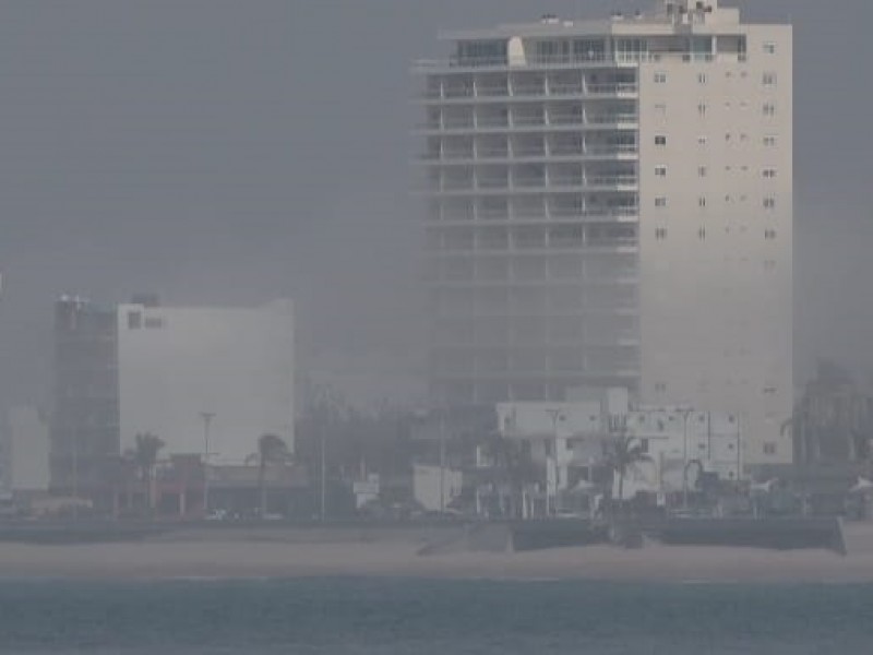 Neblina baña la bahía de Mazatlán