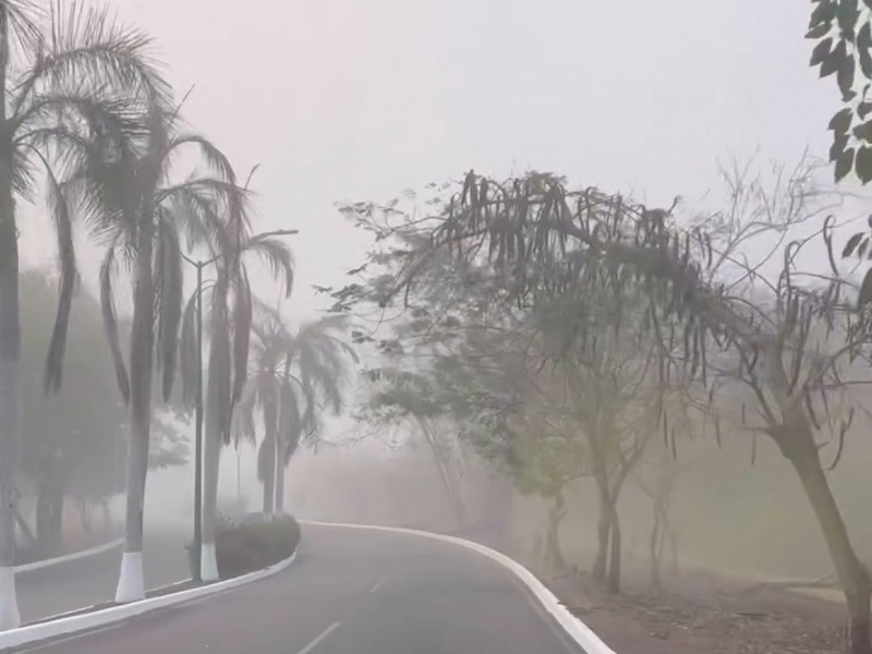 Neblina inusual cubre la zona hotelera de Ixtapa
