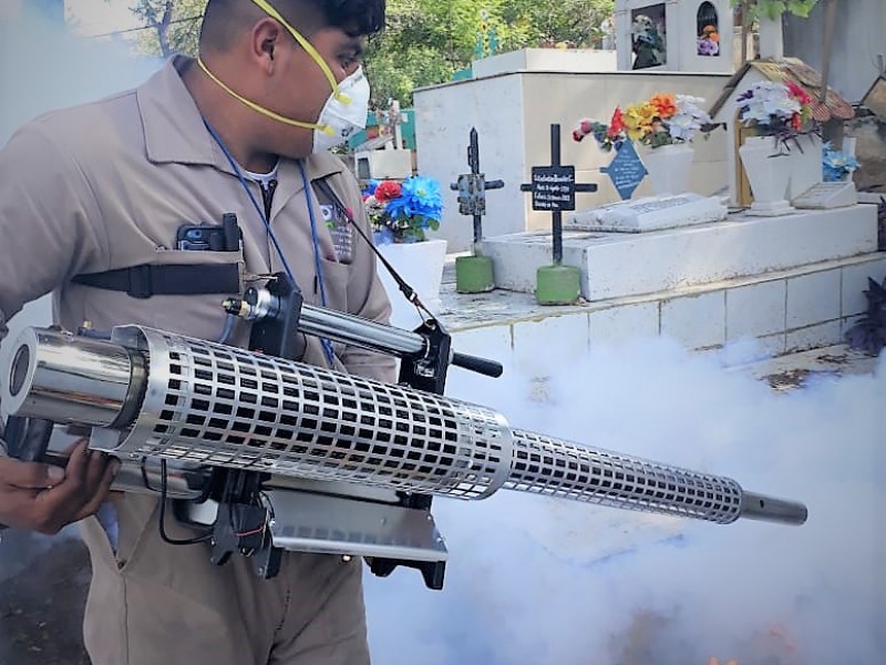 Nebulizan panteones contra el dengue