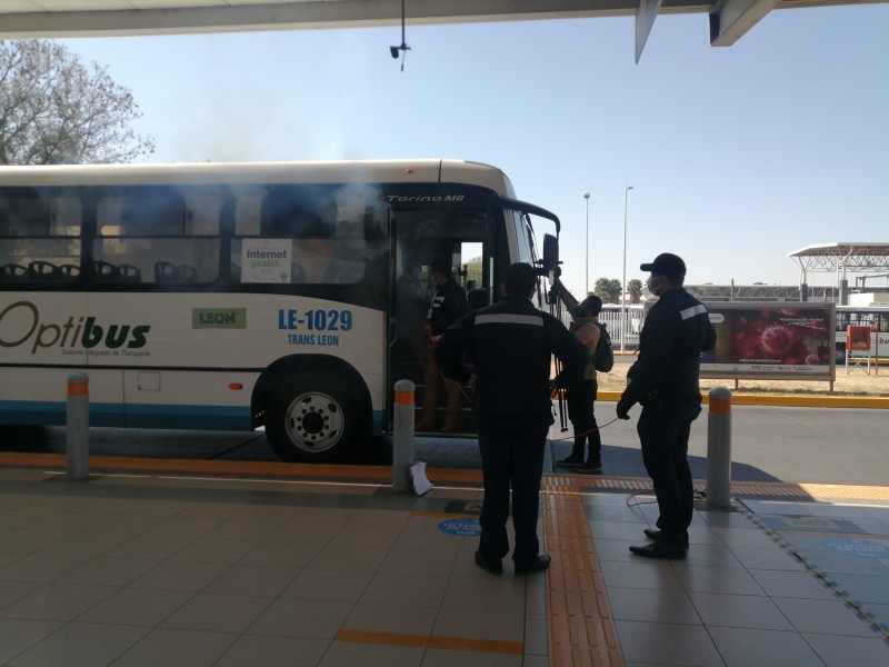 Nebulizan unidades de transporte público para mitigar riesgos