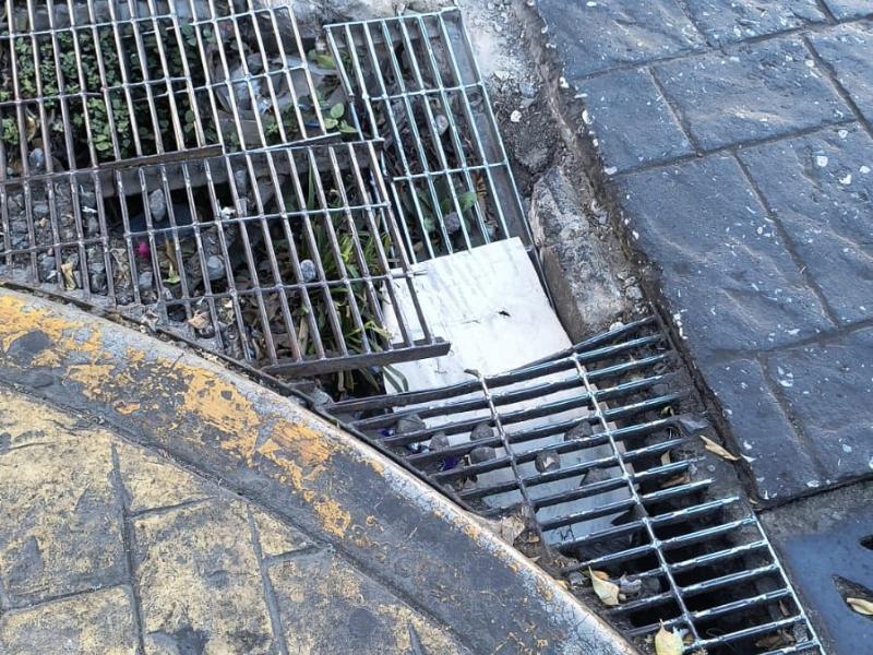 Necesario mantenimiento de rejillas pluviales en el centro