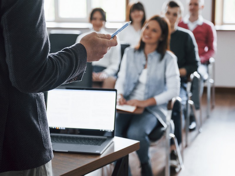 Necesario reforzar vinculación entre jóvenes universitarios y sector empresarial