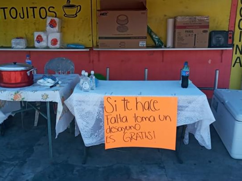 Negocio de alimento brinda desayuno a lo ciudadanos necesitados