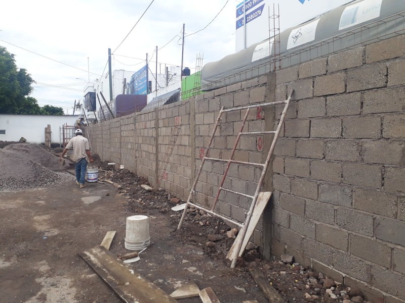 Negocios afectados por construcción de muro en Tránsito