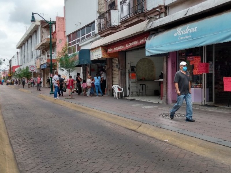 Negocios cooperan con medidas de prevención, sociedad se resiste.