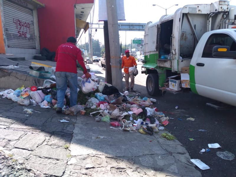 Negocios dejan basurero en la López Mateos