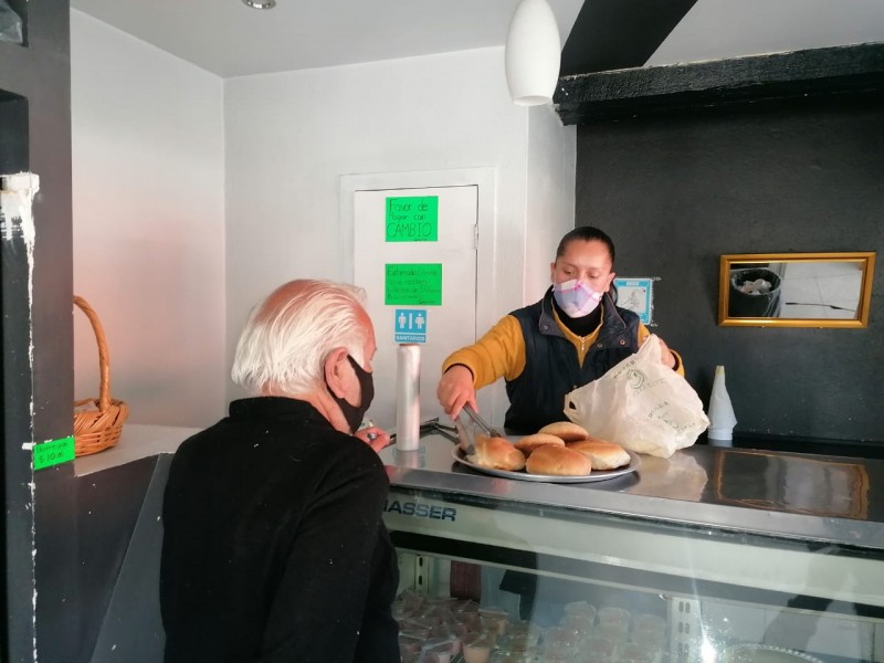 Negocios se resisten a cerrar sus puertas ante contingencia