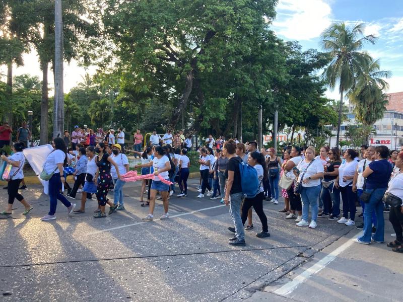 Nenis bloquean el centro de Veracruz por conflicto de reubicación