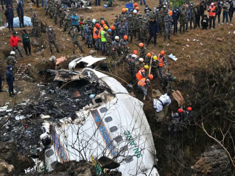 Nepal llora a víctimas de avionazo; mueren 69 personas
